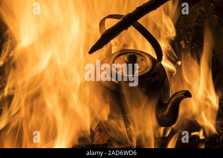 Wasserkocher in ein Lagerfeuer, Lappland, Schweden Stockfoto