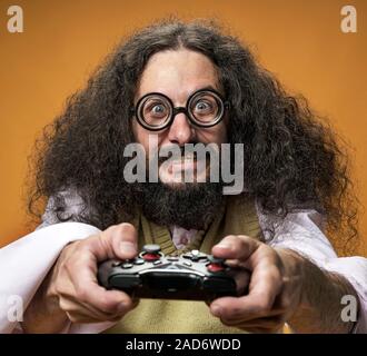 Closeup Portrait eines fokussierten, bizarre Gamer Stockfoto