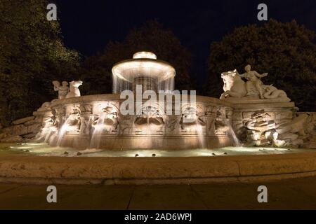 Die Wittelsbacher Brunnen in München bei Nacht Stockfoto