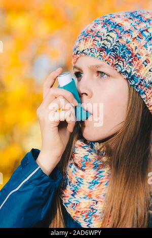 Mädchen mit Asthma Inhalator in einem Park Stockfoto