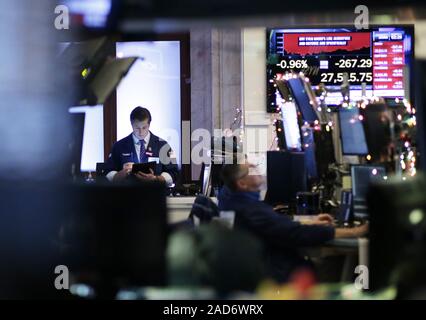 New York, USA. 03 Dez, 2019. Händler arbeiten an der den Boden der New York Stock Exchange an der schließenden Glocke an der Wall Street in New York City am Dienstag, 3. Dezember 2019. Der Dow droppedmmore als 250 Punkte fallen für einen dritten geraden Tag. Foto von John angelillo/UPI Quelle: UPI/Alamy leben Nachrichten Stockfoto
