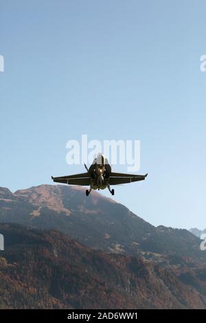 Meiringen Military Airfield, Ansatz von McDonnell Douglas FA-18 Hornet Stockfoto