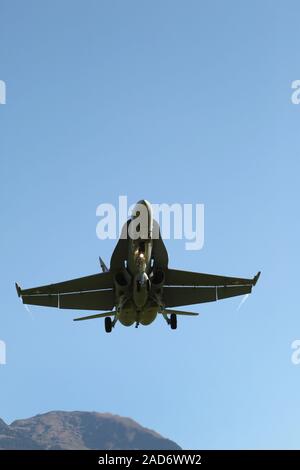 Meiringen Military Airfield, Ansatz von McDonnell Douglas FA-18 Hornet Stockfoto