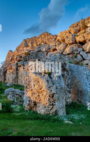 Ġgantija Tempel bei Triq It Tafla, Gozo, Malta. Erbaut ca. 3500 v. Chr. und gehört zum UNESCO-Weltkulturerbe. Jetzt als Museum erhalten. Stockfoto