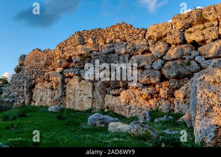 Ġgantija Tempel bei Triq It Tafla, Gozo, Malta. Erbaut ca. 3500 v. Chr. und gehört zum UNESCO-Weltkulturerbe. Jetzt als Museum erhalten. Stockfoto
