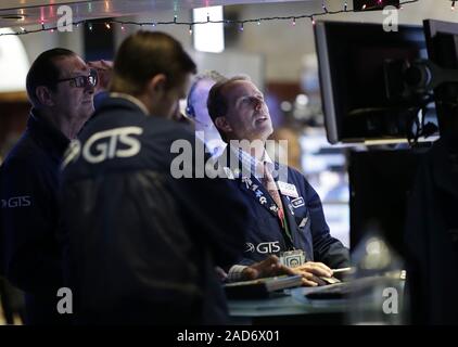 New York, USA. 03 Dez, 2019. Händler arbeiten an der den Boden der New York Stock Exchange an der schließenden Glocke an der Wall Street in New York City am Dienstag, 3. Dezember 2019. Der Dow droppedmmore als 250 Punkte fallen für einen dritten geraden Tag. Foto von John angelillo/UPI Quelle: UPI/Alamy leben Nachrichten Stockfoto