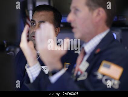 New York, USA. 03 Dez, 2019. Händler arbeiten an der den Boden der New York Stock Exchange an der schließenden Glocke an der Wall Street in New York City am Dienstag, 3. Dezember 2019. Der Dow droppedmmore als 250 Punkte fallen für einen dritten geraden Tag. Foto von John angelillo/UPI Quelle: UPI/Alamy leben Nachrichten Stockfoto
