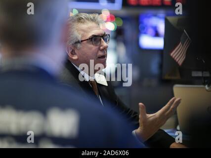 New York, USA. 03 Dez, 2019. Händler arbeiten an der den Boden der New York Stock Exchange an der schließenden Glocke an der Wall Street in New York City am Dienstag, 3. Dezember 2019. Der Dow droppedmmore als 250 Punkte fallen für einen dritten geraden Tag. Foto von John angelillo/UPI Quelle: UPI/Alamy leben Nachrichten Stockfoto