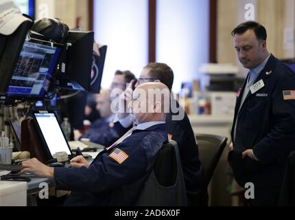 New York, USA. 03 Dez, 2019. Händler arbeiten an der den Boden der New York Stock Exchange an der schließenden Glocke an der Wall Street in New York City am Dienstag, 3. Dezember 2019. Der Dow droppedmmore als 250 Punkte fallen für einen dritten geraden Tag. Foto von John angelillo/UPI Quelle: UPI/Alamy leben Nachrichten Stockfoto