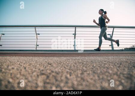 Junge schlanke Läufer Training im Freien foto- Stockfoto