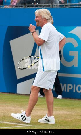 Sir Richard Branson, die in einer liebe Tennis Turnier im Tennis club Queen's in London mit Andrew Murray, Michael Mcintyre, Jimmy Carr, Jonathan Ross und Boris Johnson im Namen der Ross Hutchins und Royal Marsden Krebs Liebe in 2013. Stockfoto