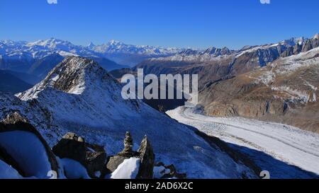 Zunge des Aletschgletschers und die hohen Berge im Kanton Wallis, Schweiz. Stockfoto