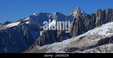 Zerklüftete Berge und Gletscher im Kanton Wallis, Schweizer Alpen. Mount Fusshorn und trockensten Gletscher. Stockfoto