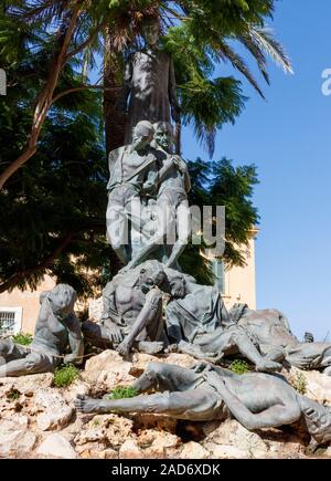 1986 Denkmal zu Dun Mikiel Lenz, ein C 18 Maltesische Patriot, von Bildhauer Anton Agius. Unter einem großen Palme in Independence Square, Valletta Stockfoto