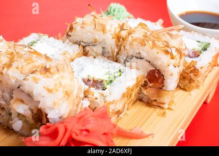 Getrockneter Thunfisch panade Rollen mit verschiedenen Füllungen. Close-up. Stockfoto