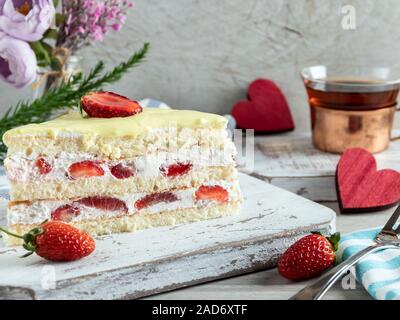 Stück Kuchen mit Erdbeeren und Sahne Keks Stockfoto