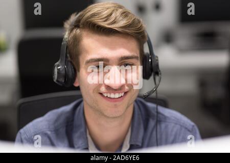 Männliche Call Center Betreiber, seine Arbeit Stockfoto