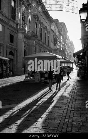 Am späten Nachmittag Sonne werfen lange Schatten in Valletta, Malta. Stockfoto