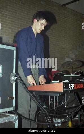 Die neue Bestellung Stephen Morris, Bedford's Boy Club, 21. März 1981 Stockfoto