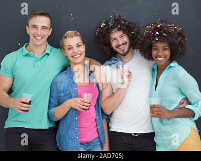 Konfetti party multiethnische Gruppe von Menschen über Grau isoliert Stockfoto