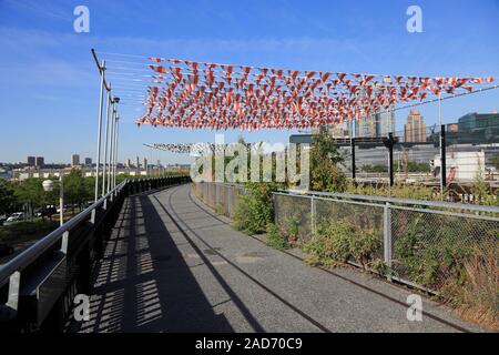 High Line Park, en Plein Air, gestreifte Fahnen von Künstler Daniel Buren, Manhattan, New York City, USA Stockfoto