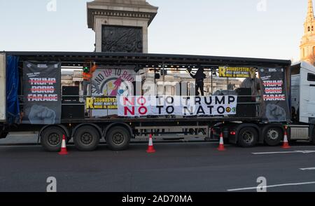 Anti-Trump Demonstration in Trafalgar Square in London während des NATO-Gipfels 2019 eingestellt Stockfoto