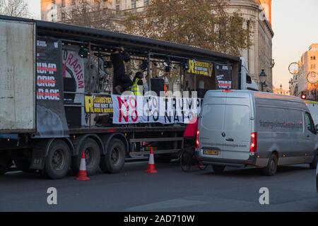 Anti-Trump Demonstration in Trafalgar Square in London während des NATO-Gipfels 2019 eingestellt Stockfoto