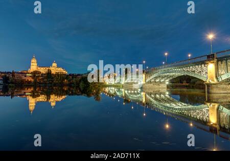 Der Kathedrale von Salamanca und den Fluss Tormes mit der Puente de Enrique Estevan bei Nacht Stockfoto