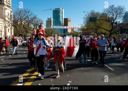 Buenos Aires, Argentinien - Oktober 6, 2013: River Plate Unterstützer bei der Ankunft im Estadio Monumental Antonio Vespucio Liberti für ein Fußball-Spiel in der Stockfoto