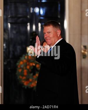 Der rumänische Präsident Klaus Werner 26,13 ankommen für einen abendlichen Empfang für die NATO-Führer bewirtet durch Premierminister Boris Johnson bei 10 Downing Street London, als Staats- und Regierungschefs der NATO-Mitglieder sammeln bis 70 Jahre der Allianz. Stockfoto