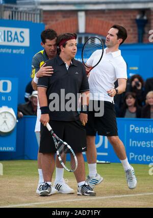 Michael Mcintyre mit Jimmy Carr und Tim Henman, die in einer liebe Tennis Turnier im Tennis club Queen's in London mit Andrew Murray, Boris Johnson, Jonathan Ross und Sir Richard Branson im Namen der Ross Hutchins und Royal Marsden Krebs Liebe in 2013. Stockfoto