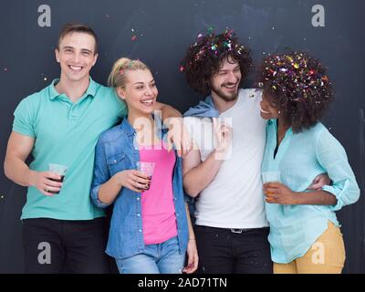 Konfetti party multiethnische Gruppe von Menschen über Grau isoliert Stockfoto