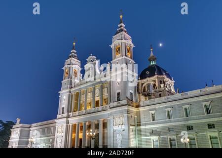 Die berühmte Kathedrale Almudena von Madrid in der Dämmerung Stockfoto