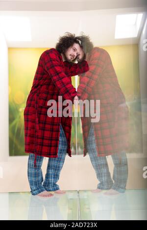 Porträt des jungen Mann im Bademantel Stockfoto