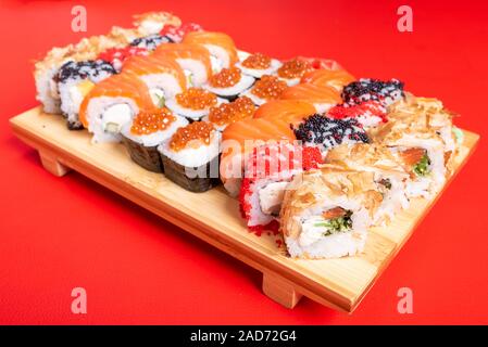 Sushi Set von Brötchen und Mohn, mit Lachs und Kaviar. Mit Thunfisch und Krill Kalifornien und Philadelphia. Close-up. Stockfoto