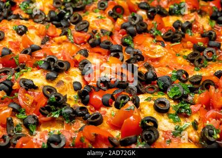 Nahaufnahme eines geschnitten Pizza mit schwarzen Oliven Stockfoto