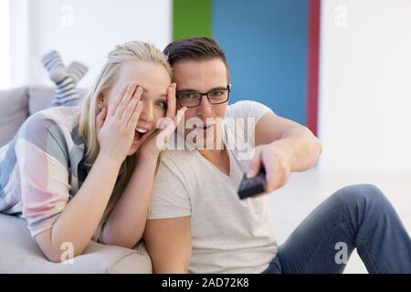 Junges Paar auf dem Sofa fernsehen Stockfoto