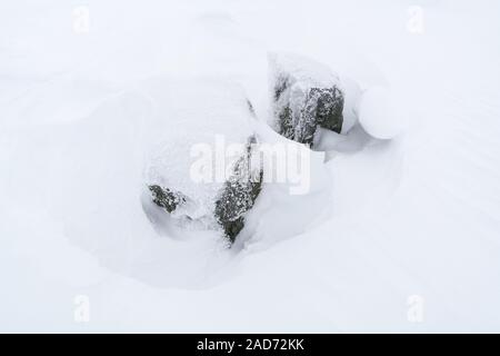 Verschneite Felsen, Lappland, Schweden Stockfoto