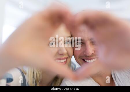 Paar Herz mit Hände Stockfoto