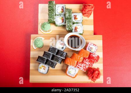 Sushi Set von Brötchen und Mohn, mit Lachs und Kaviar. Close-up. Stockfoto