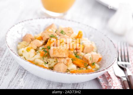 Geschmortes Hühnerfleisch mit Karotte in der Soße und Teigwaren Stockfoto