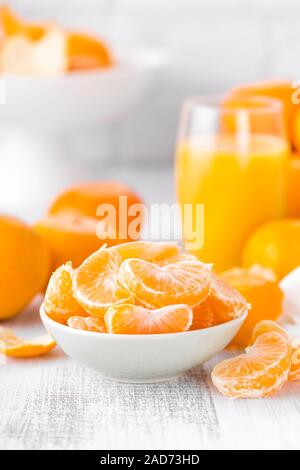 Frische Mandarinen geschält, Tangerinen Stockfoto
