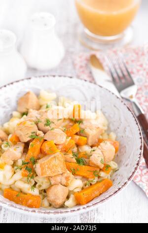 Geschmortes Hühnerfleisch mit Karotte in der Soße und Teigwaren Stockfoto