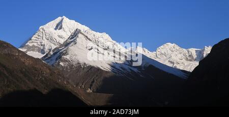 Die schneebedeckten Sunder Peak und anderen hohen Gebirge in Nepal. Blick von einem Ort in der Nähe von Namche Bazar. Stockfoto