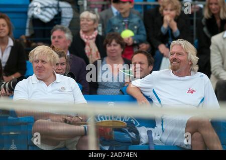 Boris Johnson und Sir Richard Branson in einem Charity Tennis Turnier erscheinen an den Tennis Club Queen's in London mit Andrew Murray, Michael Mcintyre, Jimmy Carr und Jonathan Ross im Namen der Ross Hutchins und Royal Marsden Krebs Liebe in 2013. Stockfoto