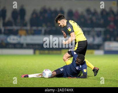 3. Dezember 2019; Pirelli Stadium, Burton Upon Trent, Staffordshire, England, englische Liga Fußball, Burton Albion gegen Southend United; Elvis Bwomono Southend United Folien in seinem Fuß vor Scott Fraser von Burton Albion in die Kugel - streng Redaktionelle nur verwenden, um zu erhalten. Keine Verwendung mit nicht autorisierten Audio-, Video-, Daten-, Spielpläne, Verein/liga Logos oder "live" Dienstleistungen. On-line-in-Match mit 120 Bildern beschränkt, kein Video-Emulation. Keine Verwendung in Wetten, Spiele oder einzelne Verein/Liga/player Publikationen Stockfoto