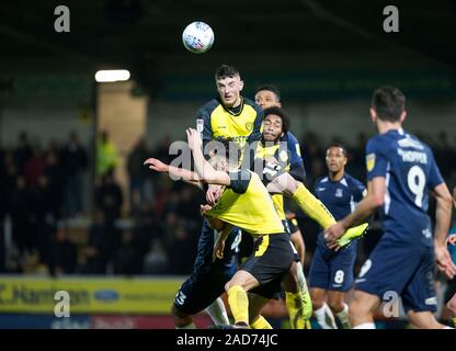 3. Dezember 2019; Pirelli Stadium, Burton Upon Trent, Staffordshire, England, englische Liga Fußball, Burton Albion gegen Southend United; Reece Hutchinson von Burton Albion erhält genannten Spieler an der Spitze der Kugel - Streng redaktionelle Verwendung. Keine Verwendung mit nicht autorisierten Audio-, Video-, Daten-, Spielpläne, Verein/liga Logos oder "live" Dienstleistungen. On-line-in-Match mit 120 Bildern beschränkt, kein Video-Emulation. Keine Verwendung in Wetten, Spiele oder einzelne Verein/Liga/player Publikationen Stockfoto