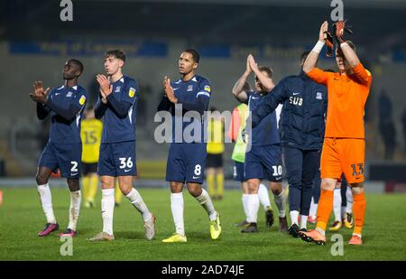 3. Dezember 2019; Pirelli Stadium, Burton Upon Trent, Staffordshire, England, englische Liga Fußball, Burton Albion gegen Southend United; Die Southend United Spieler ihren Unterstützern danken, die nach dem Schlusspfiff und einer 1-1 zeichnen - Streng redaktionelle Verwendung. Keine Verwendung mit nicht autorisierten Audio-, Video-, Daten-, Spielpläne, Verein/liga Logos oder "live" Dienstleistungen. On-line-in-Match mit 120 Bildern beschränkt, kein Video-Emulation. Keine Verwendung in Wetten, Spiele oder einzelne Verein/Liga/player Publikationen Stockfoto