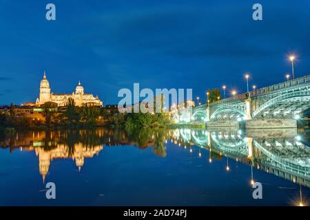 Der Kathedrale von Salamanca und den Fluss Tormes mit der Puente de Enrique Estevan bei Nacht Stockfoto