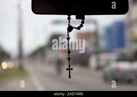 Eine katholische Rosenkranz hängen an den Rückspiegel. Stockfoto